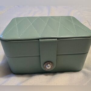 Elegant Mint Green Quilted Women's Travel Jewelry Case